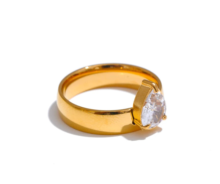 Vivienne Gold Water Drop Crystal Ring